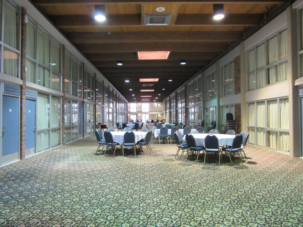 Atrium Hotel & Conference Center Hutchinson Exterior photo