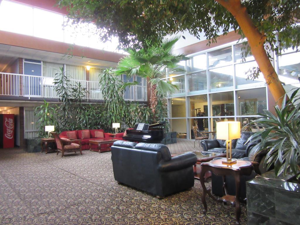 Atrium Hotel & Conference Center Hutchinson Exterior photo